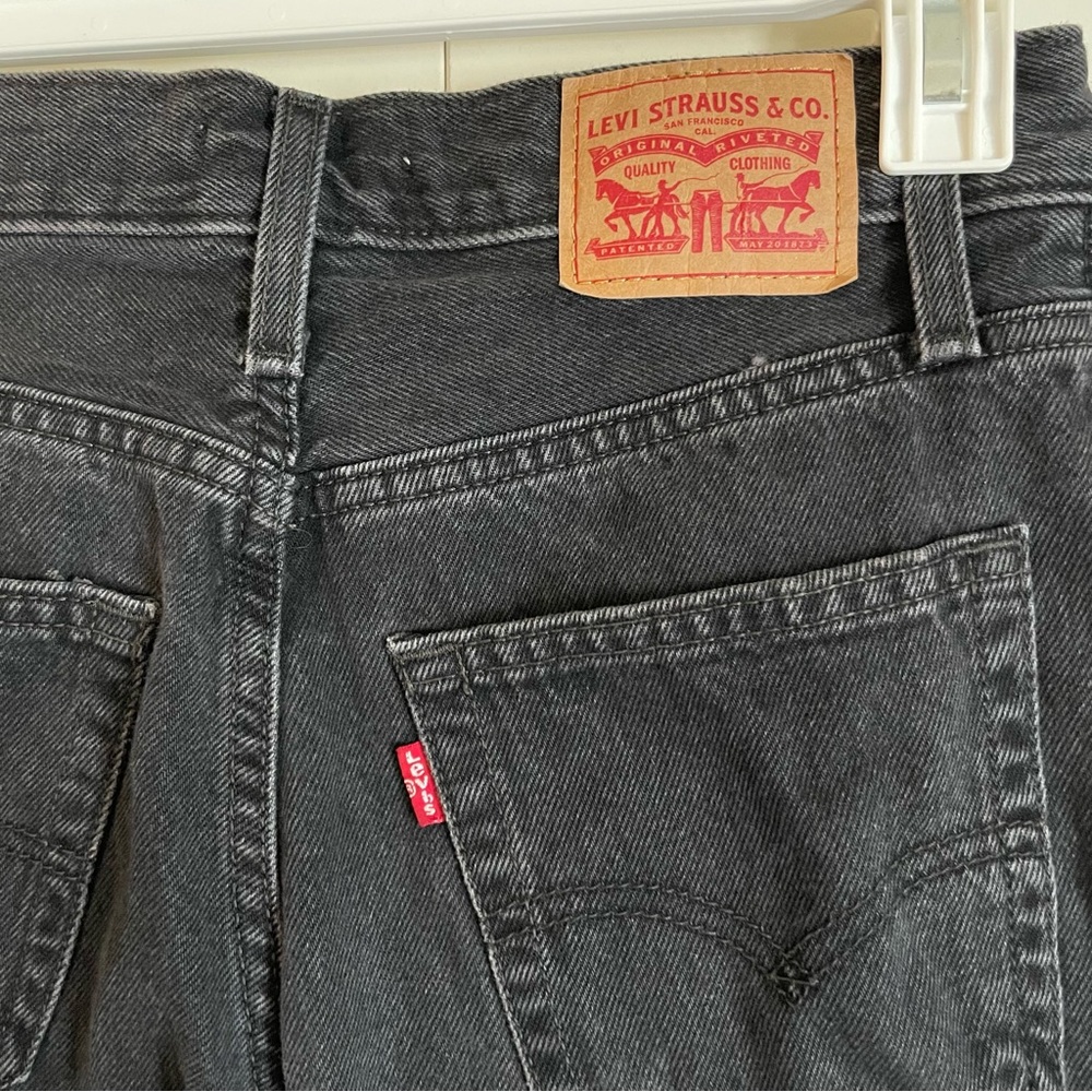 Black Levi’s 94 baggy